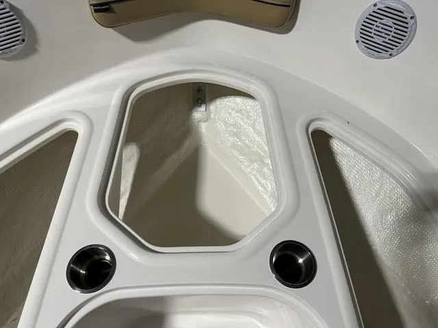 Slide: The Image of Bayliner VR6 Bowrider 2024 - 16