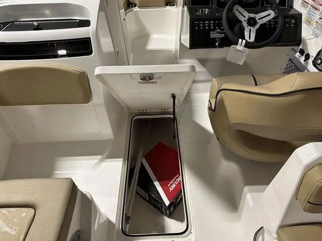 Slide: The Image of Bayliner VR6 Bowrider 2024 - 17