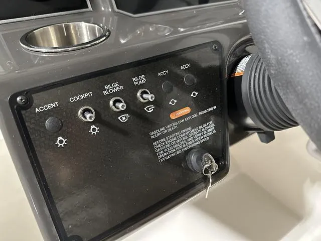 Slide: The Image of Bayliner VR6 Bowrider 2024 - 19