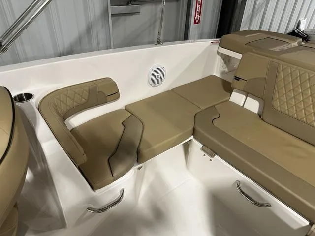 Slide: The Image of Bayliner VR6 Bowrider 2024 - 8