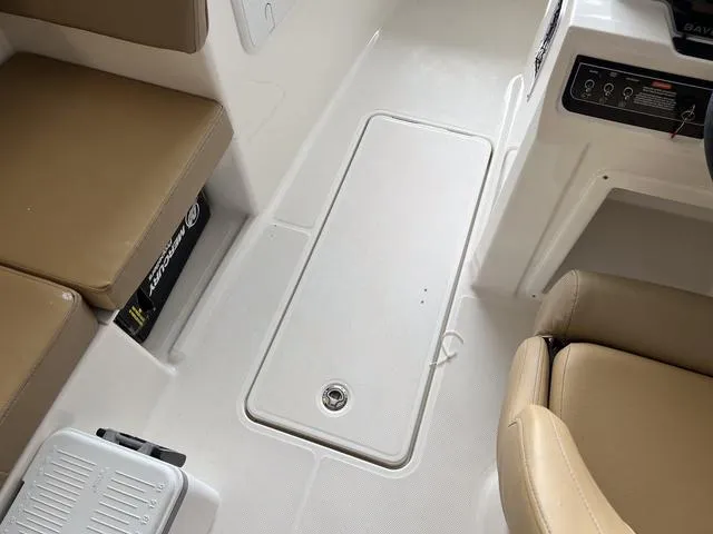 Slide: The Image of Bayliner DX 2050 2024 - 12