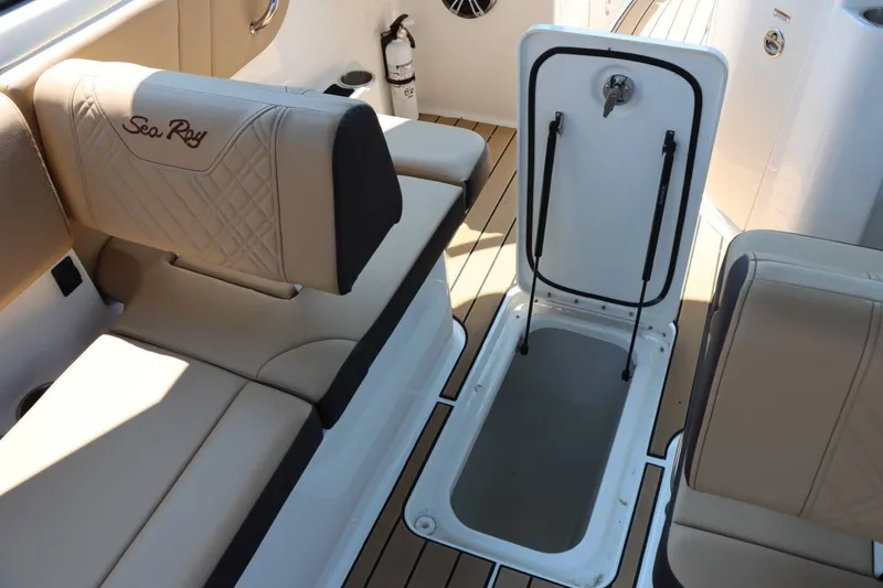 Slide: The Image of Sea Ray 270SDN 2024 - 17