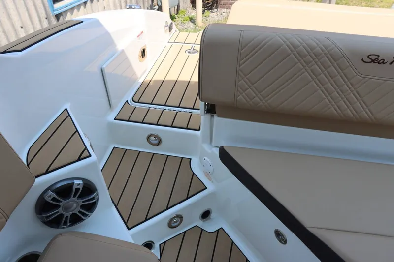 Slide: The Image of Sea Ray 270SDN 2024 - 18