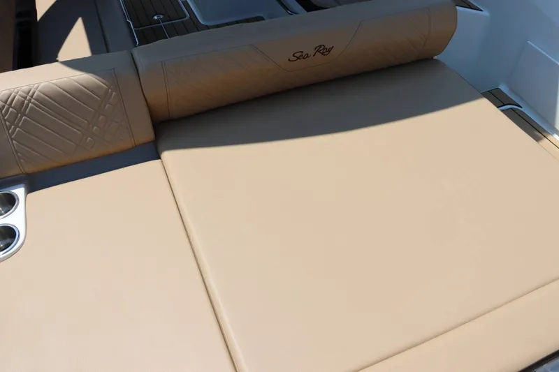 Slide: The Image of Sea Ray 270SDN 2024 - 7