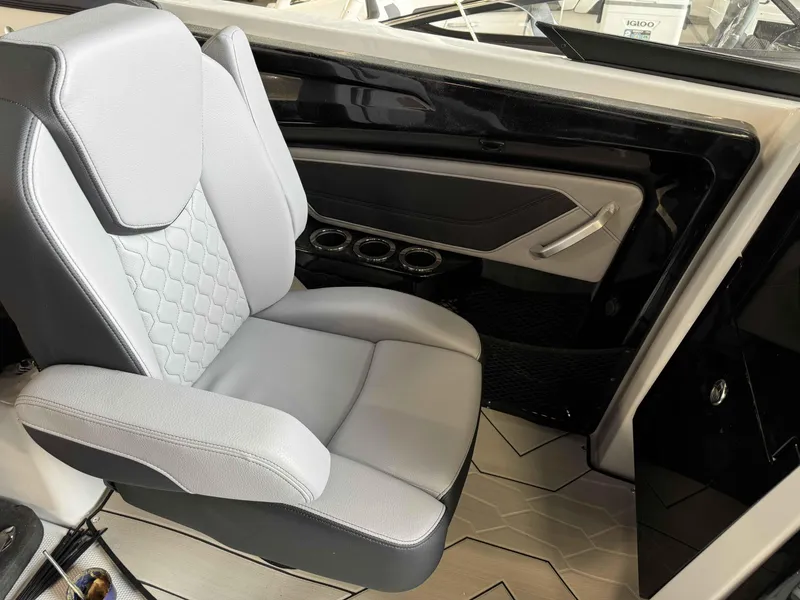 Slide: The Image of 2024 Yamaha Boats 255XE interior seat with modern design and cup holders. - 7