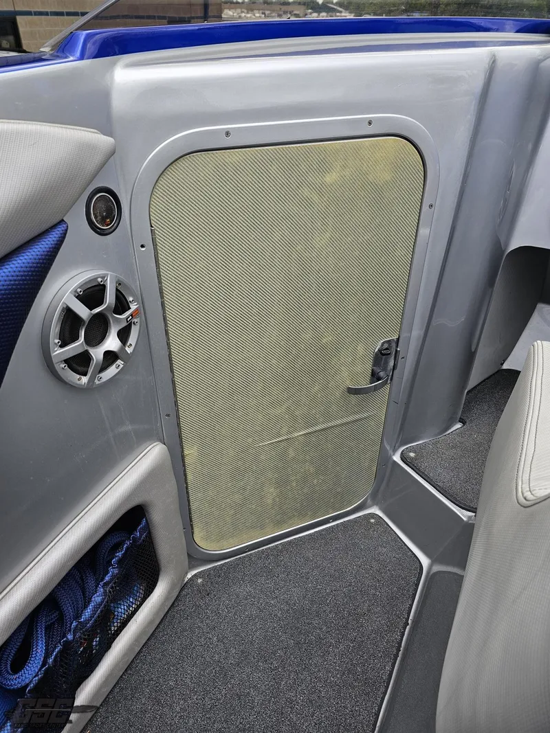 Slide: The Image of Catamaran Liquid Glass 41 2011 - 115