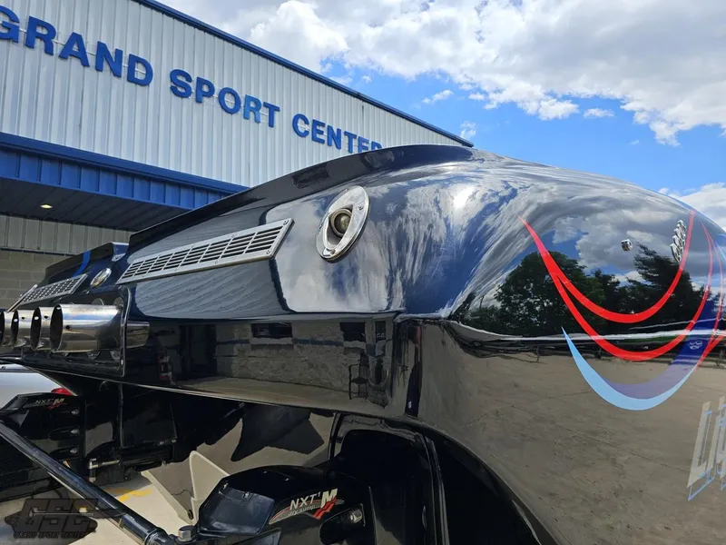 Slide: The Image of 2011 Catamaran Liquid Glass 41 at Grand Sport Center, rear view. - 48