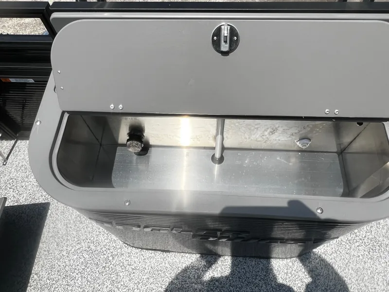 Slide: The Image of 2023 Angler Qwest 8522 Pro Family Fish livewell compartment. - 20