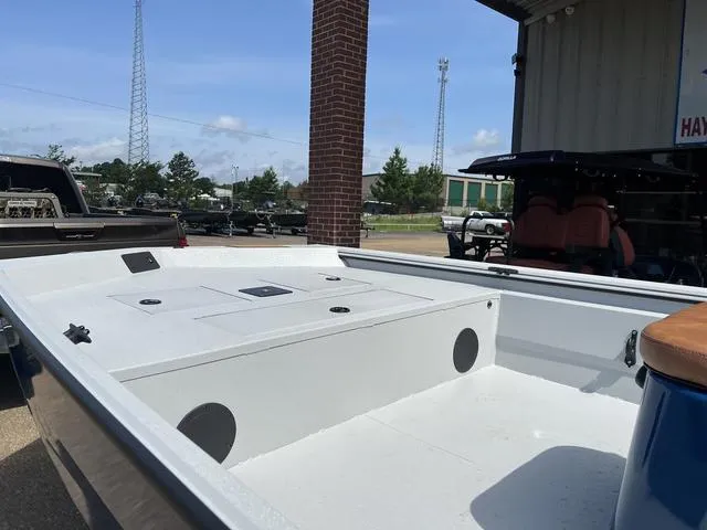 Slide: The Image of Avid 20 Rogue 2024 - 14