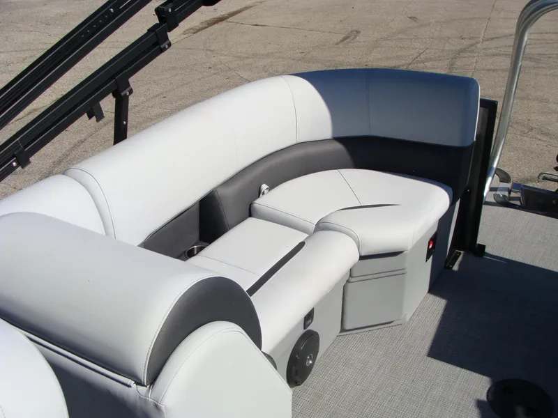 Slide: The Image of Bentley Pontoons 220 Legacy 2024 - 6