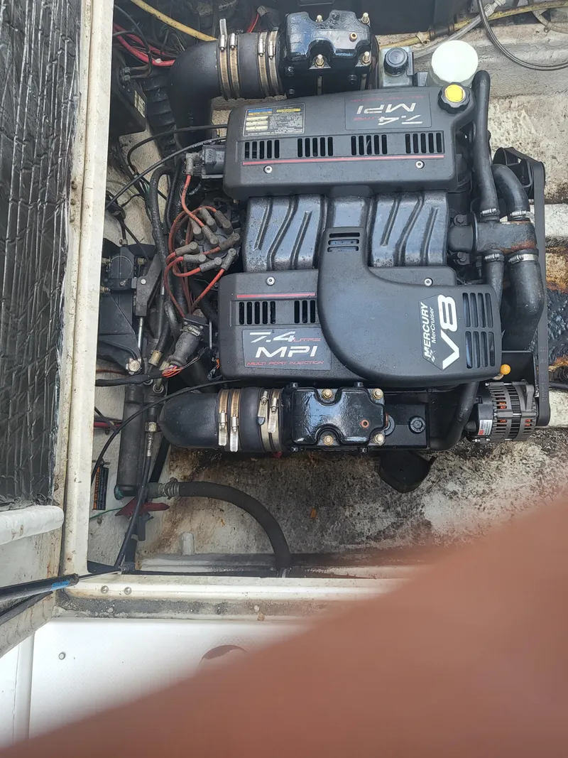 Slide: The Image of Engine compartment of a 2000 Bayliner 2859 Ciera Express boat, featuring a V8 MPI engine. - 21