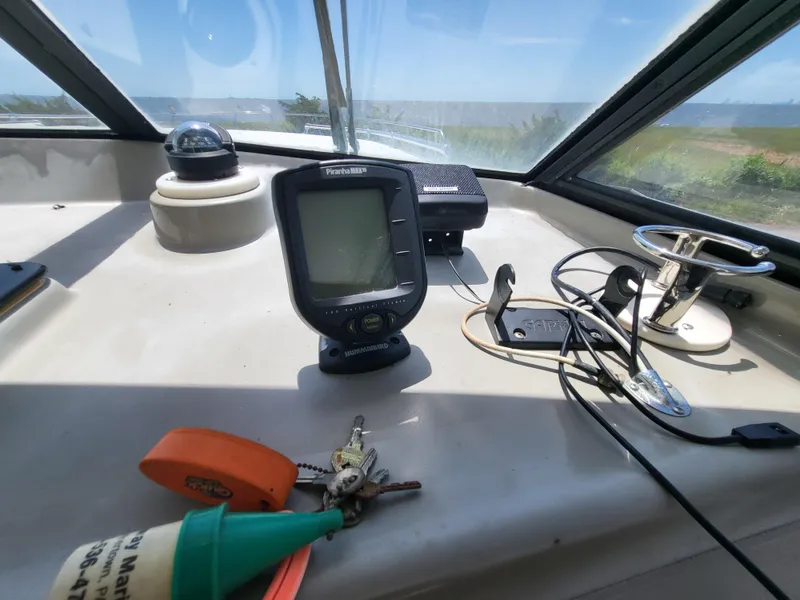 Slide: The Image of Dashboard of 2000 Bayliner 2859 Ciera Express with navigation equipment and keys. - 22