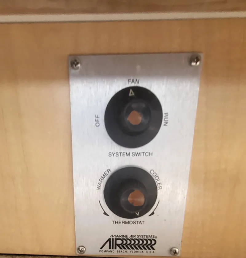 Slide: The Image of Marine air system controls on a 2000 Bayliner 2859 Ciera Express boat. - 23