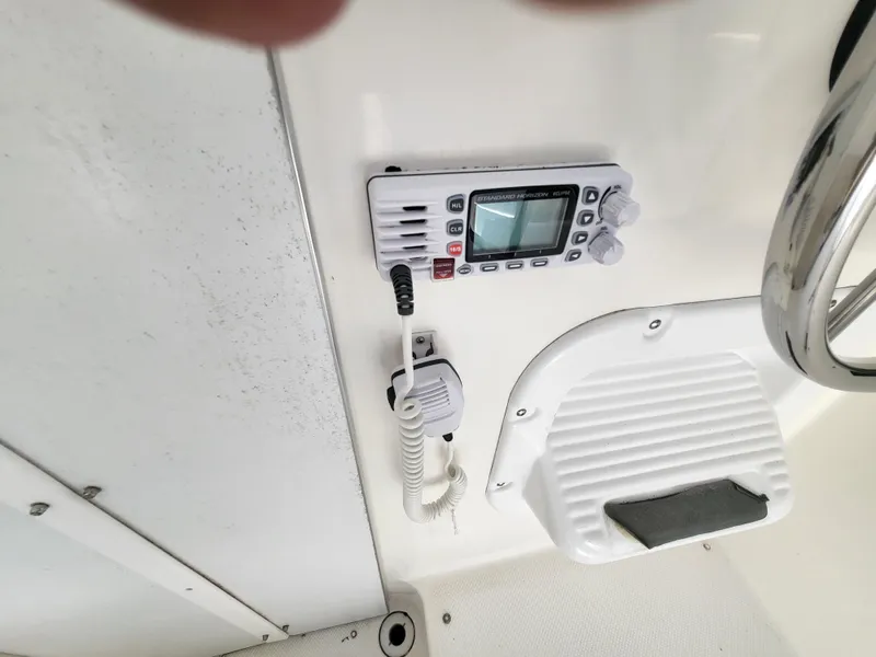 Slide: The Image of 2000 Bayliner 2859 Ciera Express boat radio and control panel. - 27