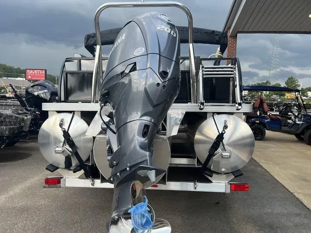 Slide: The Image of Veranda VR22RC Deluxe Tri-Toon 2025 - 10