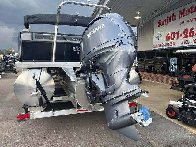 Slide: The Image of Veranda VR22RC Deluxe Tri-Toon 2025 - 11