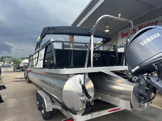 Slide: The Image of Veranda VR22RC Deluxe Tri-Toon 2025 - 12