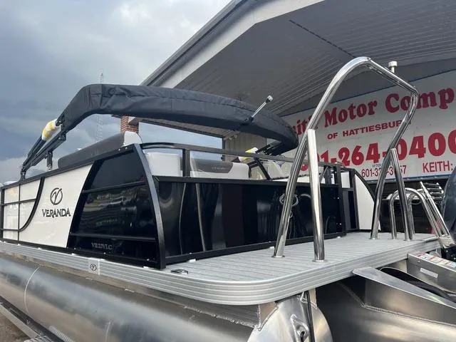 Slide: The Image of Veranda VR22RC Deluxe Tri-Toon 2025 - 13