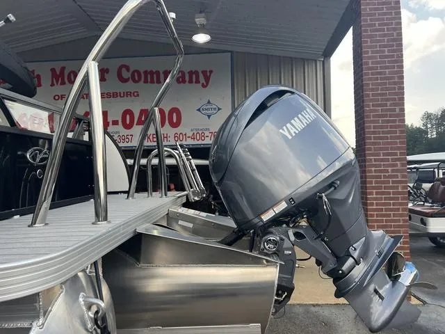 Slide: The Image of Veranda VR22RC Deluxe Tri-Toon 2025 - 14