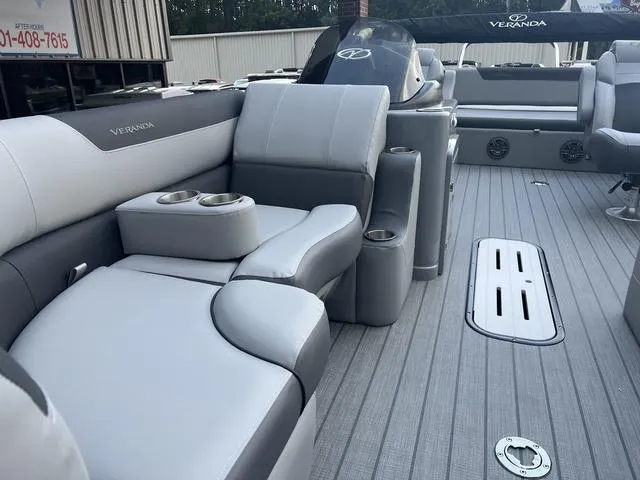 Slide: The Image of Veranda VR22RC Deluxe Tri-Toon 2025 - 16