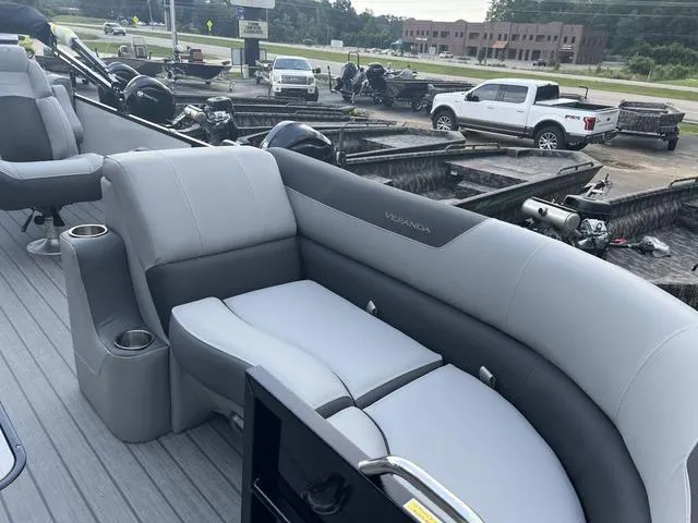 Slide: The Image of Veranda VR22RC Deluxe Tri-Toon 2025 - 17