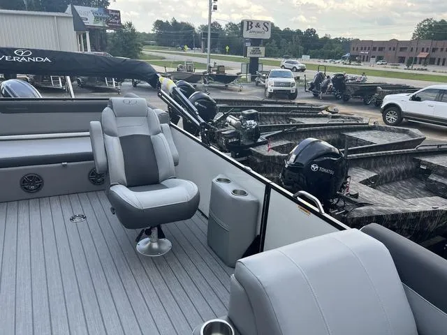 Slide: The Image of Veranda VR22RC Deluxe Tri-Toon 2025 - 18