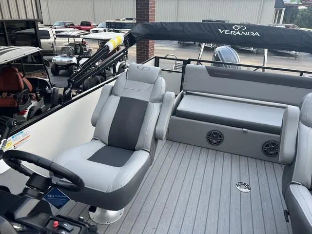 Slide: The Image of Veranda VR22RC Deluxe Tri-Toon 2025 - 19