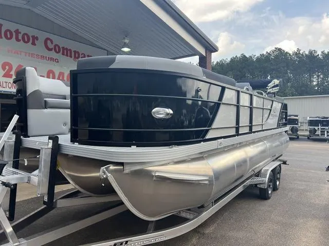 Slide: The Image of Veranda VR22RC Deluxe Tri-Toon 2025 - 2