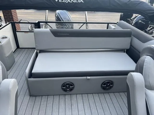 Slide: The Image of Veranda VR22RC Deluxe Tri-Toon 2025 - 20