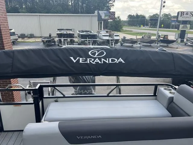 Slide: The Image of Veranda VR22RC Deluxe Tri-Toon 2025 - 21