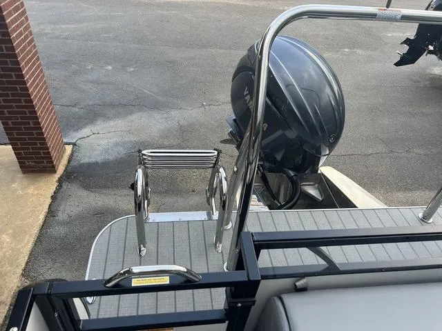 Slide: The Image of Veranda VR22RC Deluxe Tri-Toon 2025 - 22