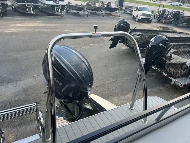 Slide: The Image of Veranda VR22RC Deluxe Tri-Toon 2025 - 23