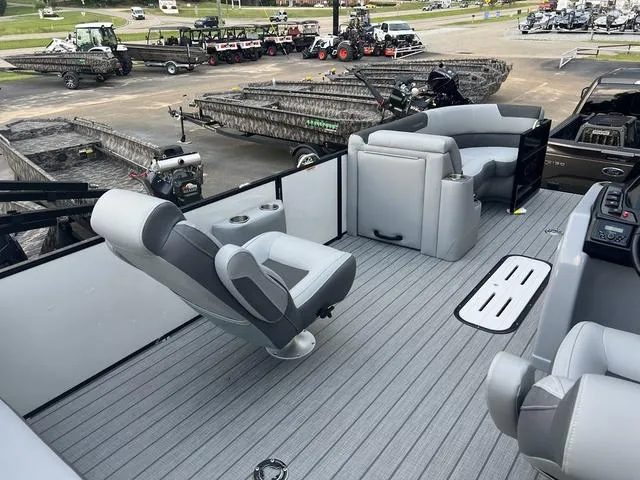 Slide: The Image of Veranda VR22RC Deluxe Tri-Toon 2025 - 24