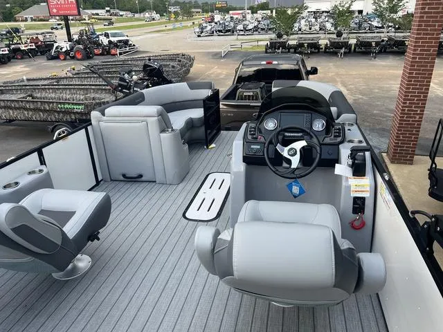 Slide: The Image of Veranda VR22RC Deluxe Tri-Toon 2025 - 25