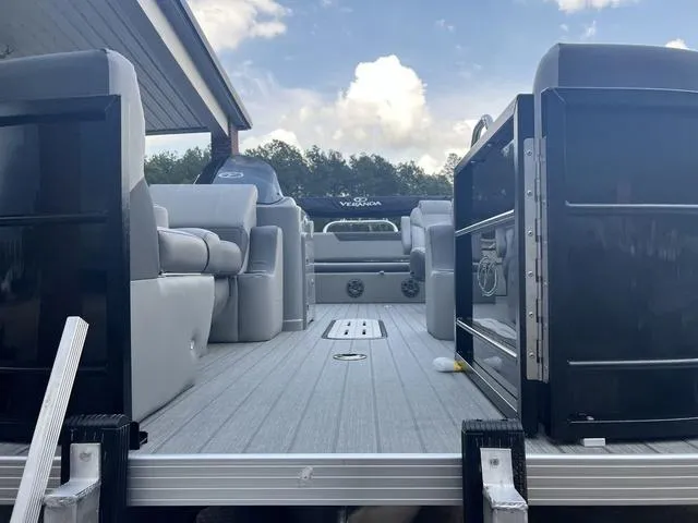 Slide: The Image of Veranda VR22RC Deluxe Tri-Toon 2025 - 3