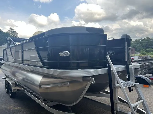 Slide: The Image of Veranda VR22RC Deluxe Tri-Toon 2025 - 4