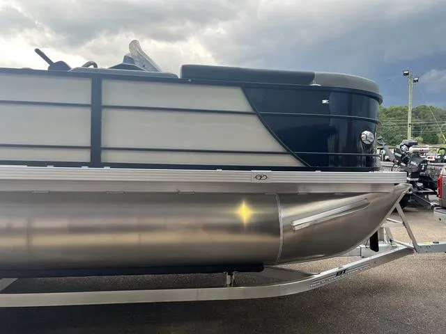 Slide: The Image of Veranda VR22RC Deluxe Tri-Toon 2025 - 5