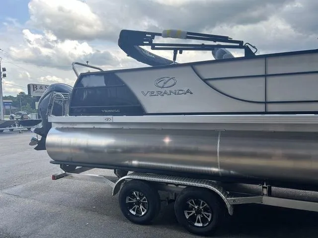 Slide: The Image of Veranda VR22RC Deluxe Tri-Toon 2025 - 6