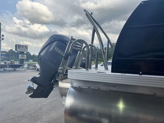 Slide: The Image of Veranda VR22RC Deluxe Tri-Toon 2025 - 7