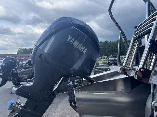 Slide: The Image of Veranda VR22RC Deluxe Tri-Toon 2025 - 8