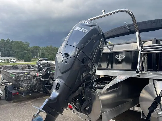 Slide: The Image of Veranda VR22RC Deluxe Tri-Toon 2025 - 9