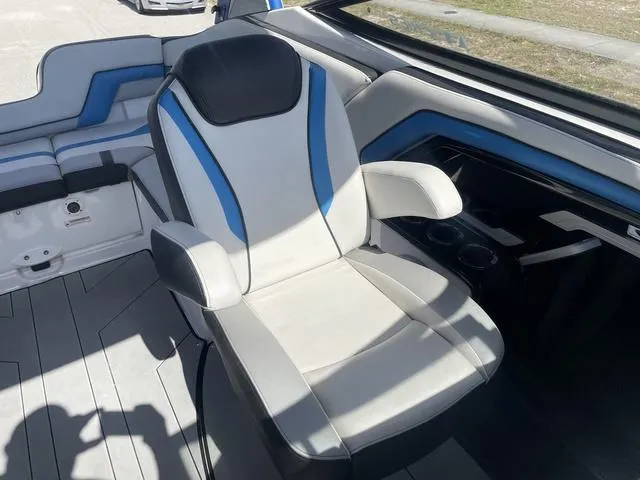 Slide: The Image of Captain's chair in a 2020 Yamaha Boats 242X, featuring modern design and comfortable seating. - 15