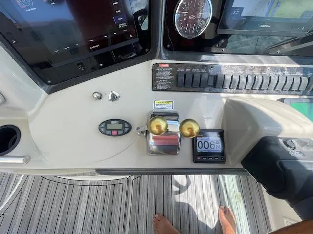 Slide: The Image of Control panel of a 2005 Sea Ray 390 Sundancer boat. - 28