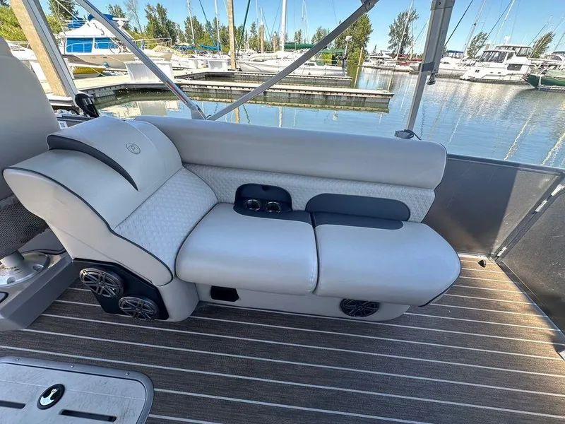 Slide: The Image of Premier Solaris RF 230 DL 2022 - 6