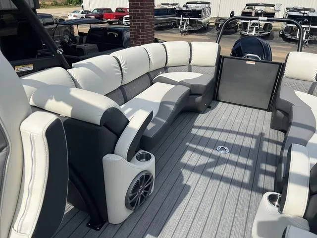 Slide: The Image of Veranda VP25RCT 2025 - 15