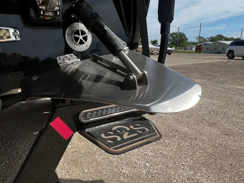 Slide: The Image of Close-up of the 2021 Centurion Ri245 boat's rear hull and wake plate. - 10