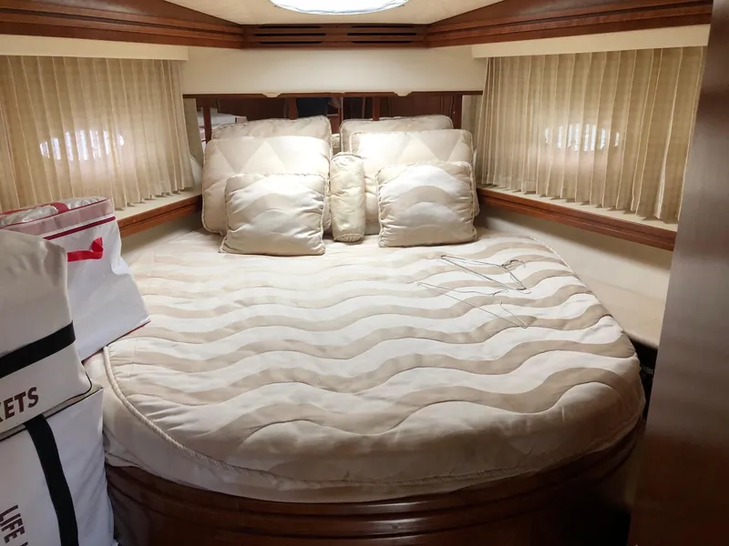 Slide: The Image of 1998 Carver 530 Voyager Pilothouse bedroom with round bed and pillows. - 42