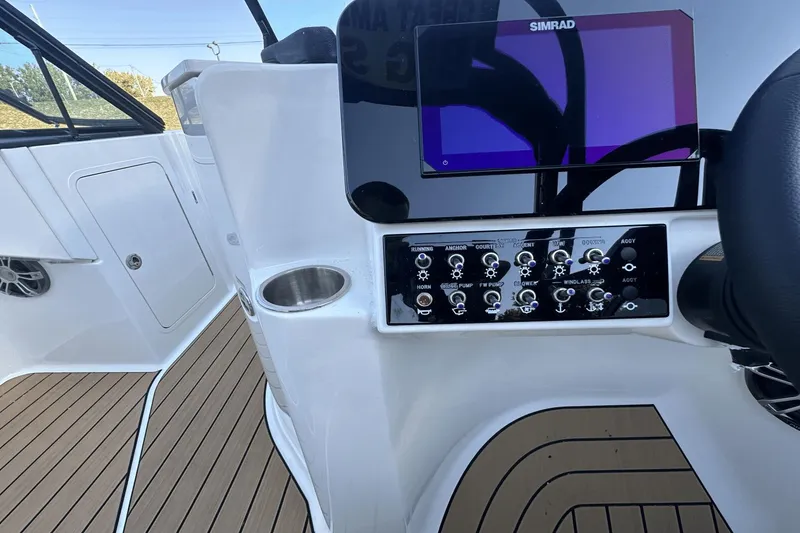 Slide: The Image of Sea Ray SDX 270 2025 - 7