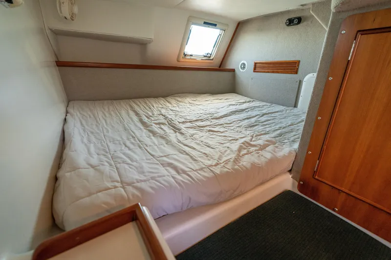 Slide: The Image of Cozy cabin interior of 2002 PDQ Power Catamaran MV/34 Passagemaker with bed and window. - 31