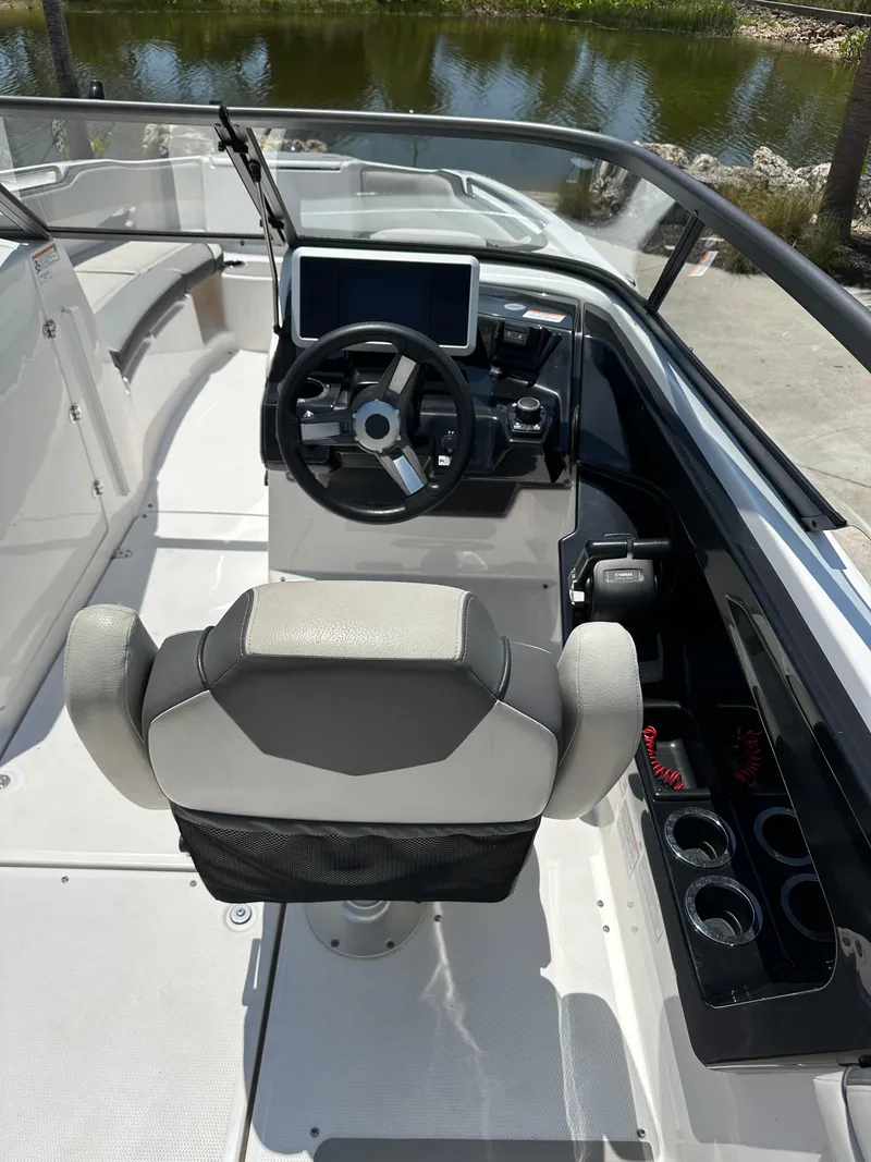 Slide: The Image of 2022 Yamaha Boats SX250 cockpit with steering wheel and control panel. - 21